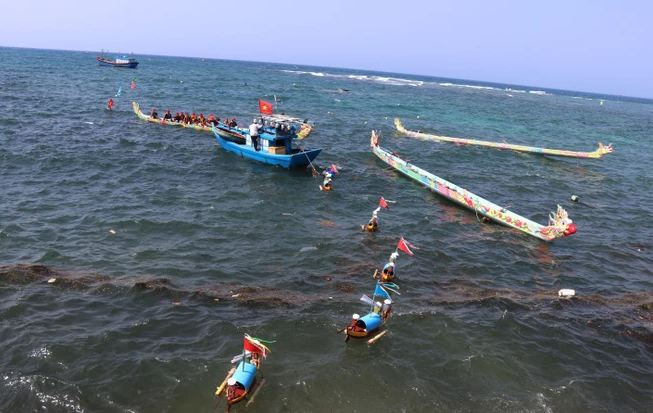 Lễ Khao lề thế lính Hoàng Sa-Bằng chứng sống động về chủ quyền biển đảo. (Ảnh: Phạm Cường/TTXVN) Lễ Khao lề thế lính Hoàng Sa-Bằng chứng sống động về chủ quyền biển đảo. (Ảnh: Phạm Cường/TTXVN)