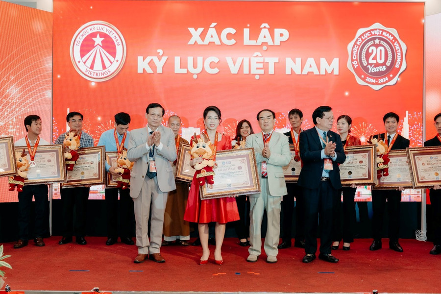 Bà Lại Thị Mai, Giám đốc Licensing thuộc Sconnect Việt Nam (áo đỏ) đại diện nhận hai Kỷ lục Việt Nam trong lĩnh vực hoạt hình ngày 06/01/2024