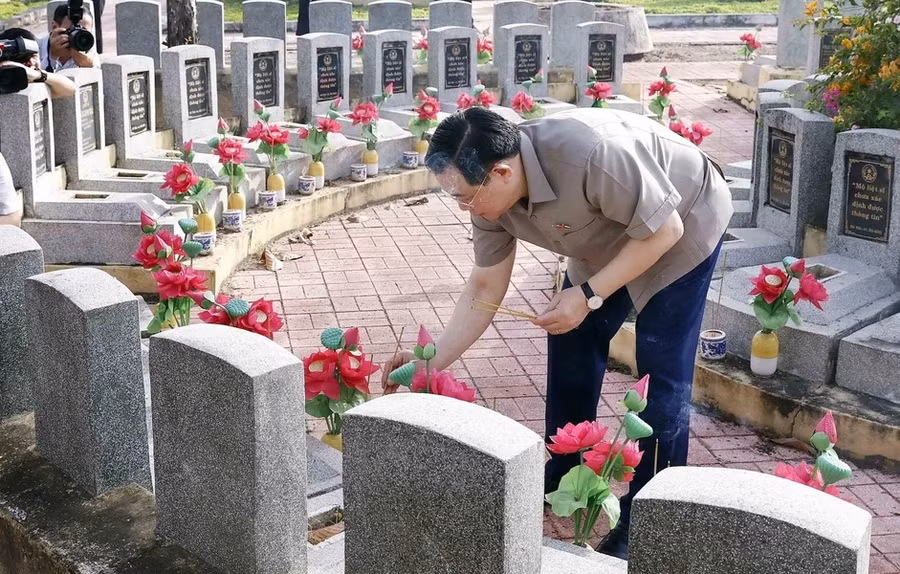 Chủ tịch Quốc hội Vương Đình Huệ thắp hương phần mộ các Anh hùng Liệt sỹ. (Ảnh: An Đăng/TTXVN)