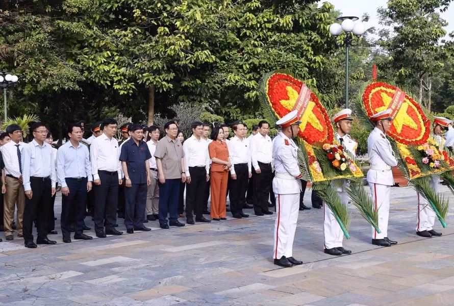 Chủ tịch Quốc hội Vương Đình Huệ với các đại biểu đặt vòng hoa viếng các Anh hùng Liệt sỹ. (Ảnh: An Đăng/TTXVN)