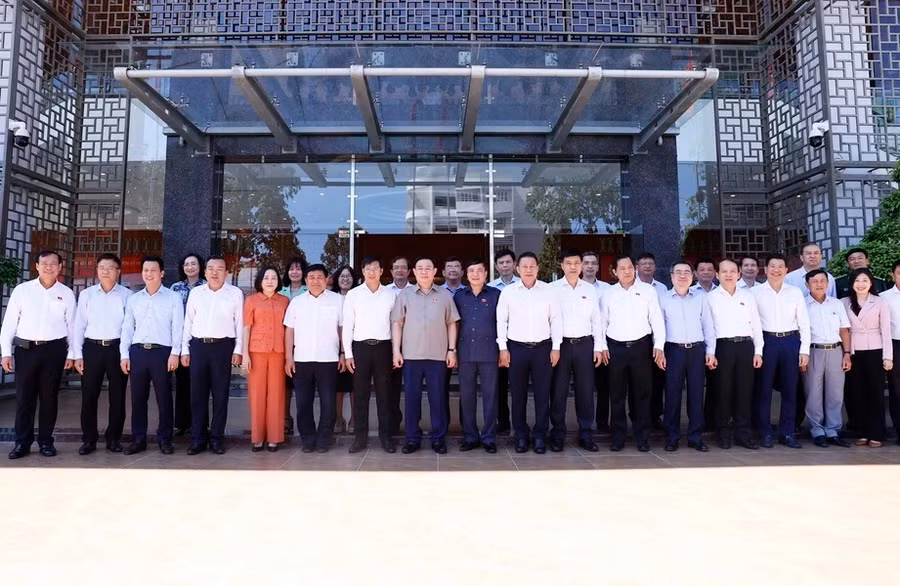 Chủ tịch Quốc hội Vương Đình Huệ với các đại biểu. (Ảnh: An Đăng/TTXVN)