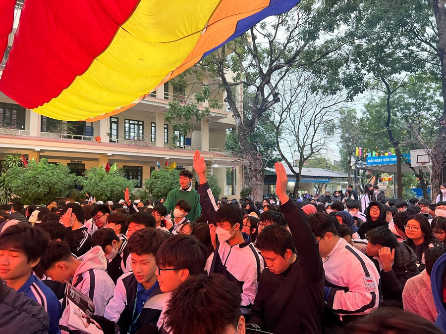 Các bạn học sinh vô cùng hăng hái phát biểu, tương tác với diễn giả. Các bạn học sinh vô cùng hăng hái phát biểu, tương tác với diễn giả.