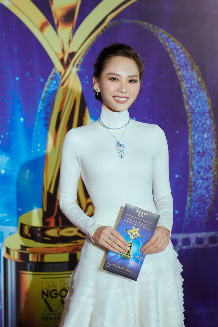 Hoa hậu Mai Phương xuất hiện với nhan sắc nổi bật trên thảm đỏ.