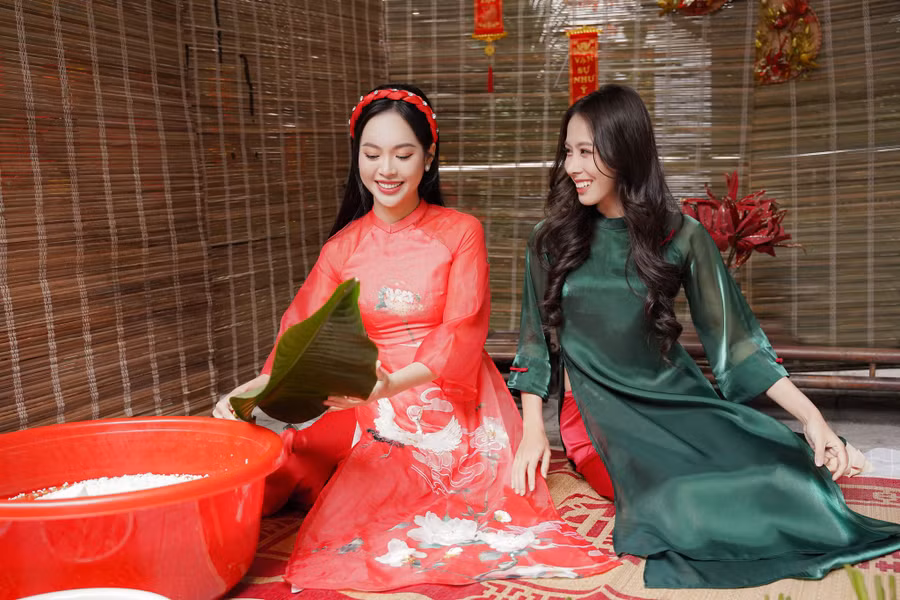 Á hậu Trịnh Thùy Linh và Ngọc Hằng tự tay gói bánh chưng cho các em nhỏ vùng cao.