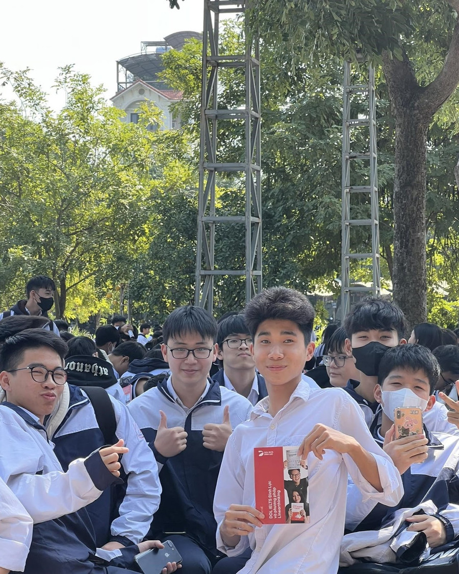 Các bạn học sinh THPT Phúc Lợi hào hứng tìm hiểu phương pháp Linearthinking.