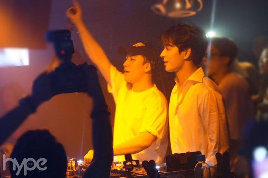 Seungri (trái) và Choi Jonghoon (phải). Seungri (trái) và Choi Jonghoon (phải).