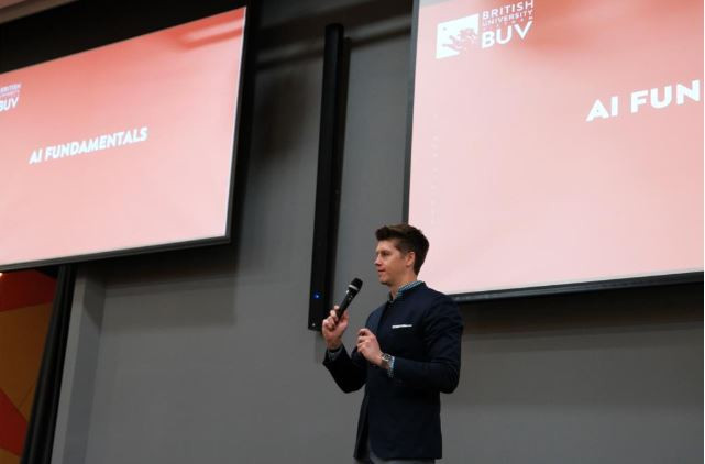 Tiến sĩ Mike Perkins – Chủ nhiệm Trung tâm Nghiên cứu và Phát triển của BUV chia sẻ về Trí tuệ nhân tạo trong giáo dục tại khóa bồi dưỡng.