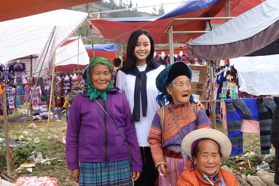 Á hậu Đào Hiền lên vùng cao từ thiện, ghi điểm với diện mạo giản dị.