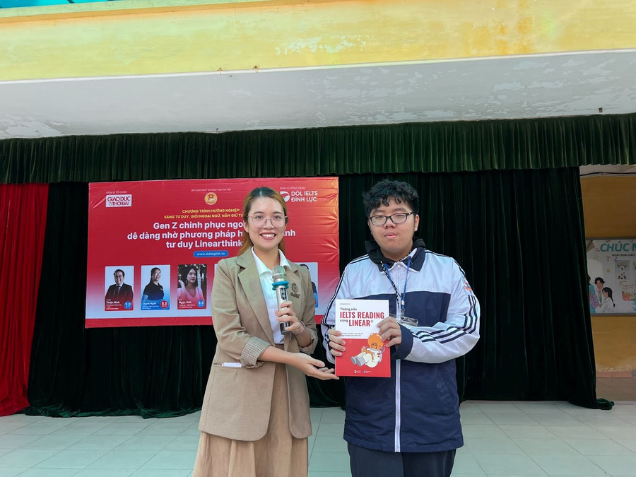 Các bạn học sinh THPT Trung Văn nhận phần quà từ DOL IELTS Đình Lực. Các bạn học sinh THPT Trung Văn nhận phần quà từ DOL IELTS Đình Lực.