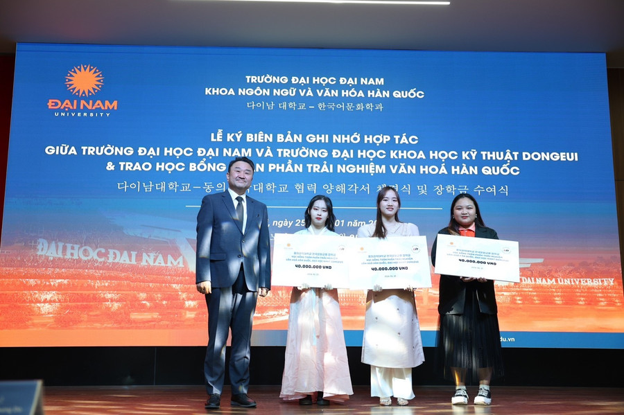 Đại diện Trường Đại học Khoa học Kỹ thuật Dongeui trao quà tặng cho Trường Đại học Đại Nam và trao học bổng toàn phần trải nghiệm Văn hóa Hàn Quốc.