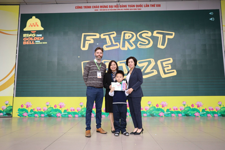 Trần Thái An - giải Nhất khối 3 cuộc thi Rung chuông vàng 2023, cùng thầy giáo tiếng Anh và cô hiệu phó Nguyễn Huyền Châu.