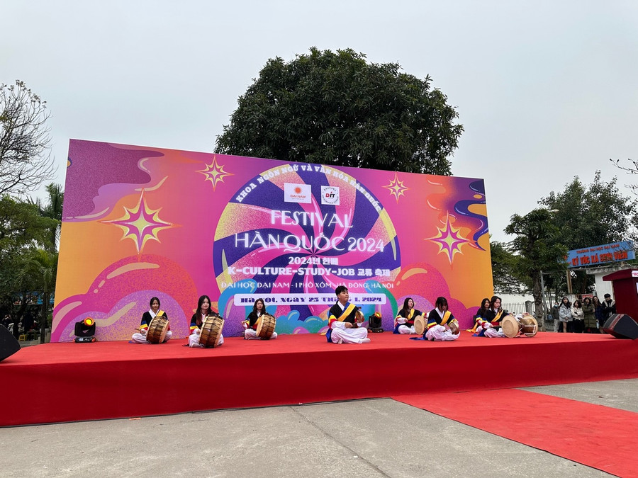 Những tiết mục nằm trong cuộc thi “Tìm kiếm Tài năng KPOP” được tổ chức trong khuôn khổ sự kiện Festival Hàn Quốc tại trường Đại Học Đại Nam được đông đảo các bạn sinh viên hưởng ứng.