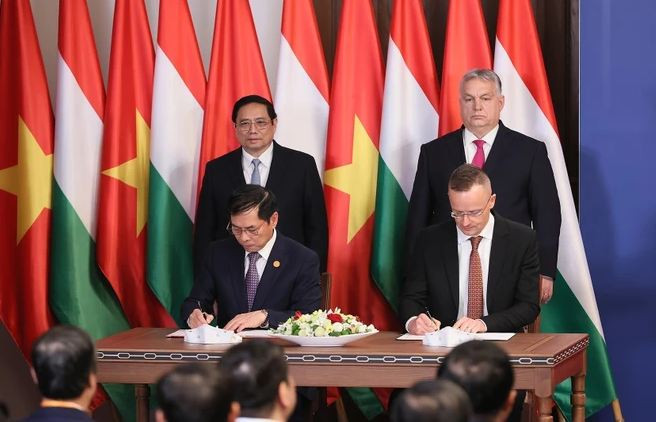Thủ tướng Phạm Minh Chính và Thủ tướng Hungary Viktor Orban chứng kiến lễ ký văn kiện hợp tác giữa Bộ Ngoại giao Việt Nam và Bộ Ngoại giao và Kinh tế đối ngoại Hungary. (Ảnh: Dương Giang/TTXVN) Thủ tướng Phạm Minh Chính và Thủ tướng Hungary Viktor Orban chứng kiến lễ ký văn kiện hợp tác giữa Bộ Ngoại giao Việt Nam và Bộ Ngoại giao và Kinh tế đối ngoại Hungary. (Ảnh: Dương Giang/TTXVN)