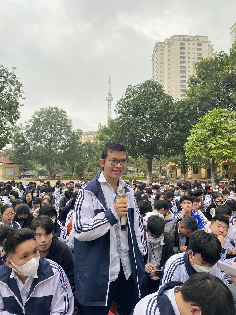 Các bạn học sinh trường THPT Trung Văn hăng hái trả lời câu hỏi từ diễn giả. Các bạn học sinh trường THPT Trung Văn hăng hái trả lời câu hỏi từ diễn giả.