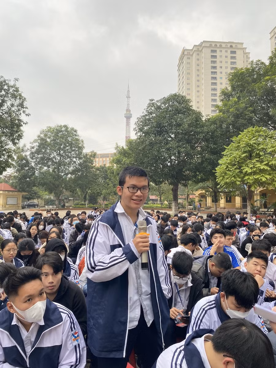 Các bạn học sinh trường THPT Trung Văn hăng hái trả lời câu hỏi từ diễn giả.