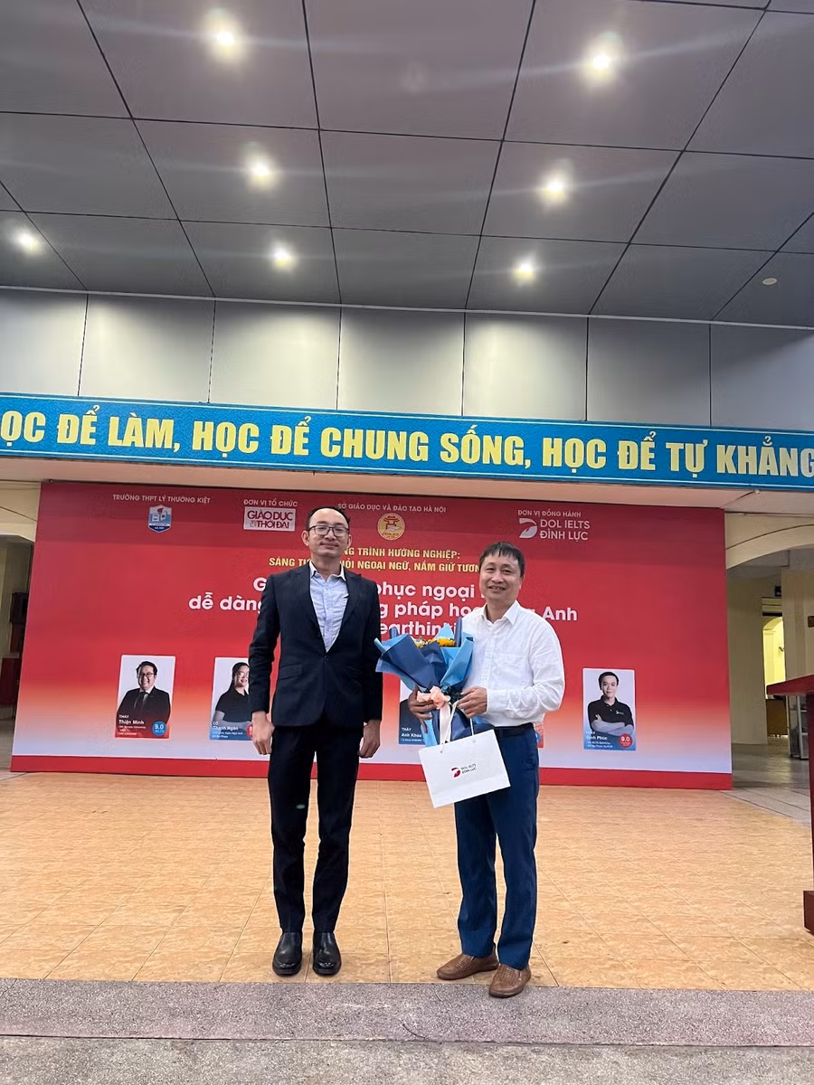 Diễn giả đại diện DOL English gửi món quà tặng BGH THPT Lý Thường Kiệt.