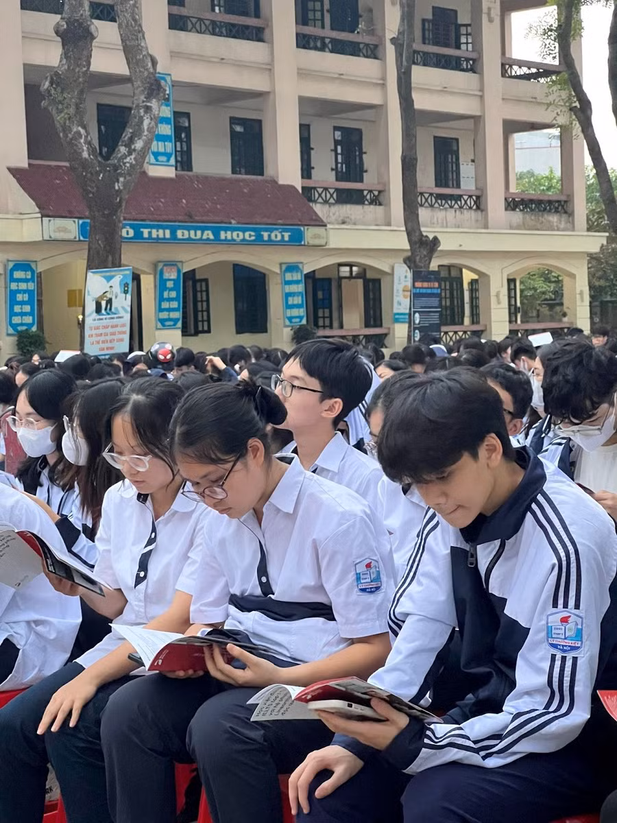 Các bạn THPT Lý Thường Kiệt chăm chú tìm hiểu về phương pháp học tiếng Anh tư duy Linearthinking mới lạ.