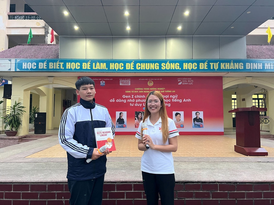 Phần quà đặc biệt DOL English dành tặng các bạn học sinh. Phần quà đặc biệt DOL English dành tặng các bạn học sinh.