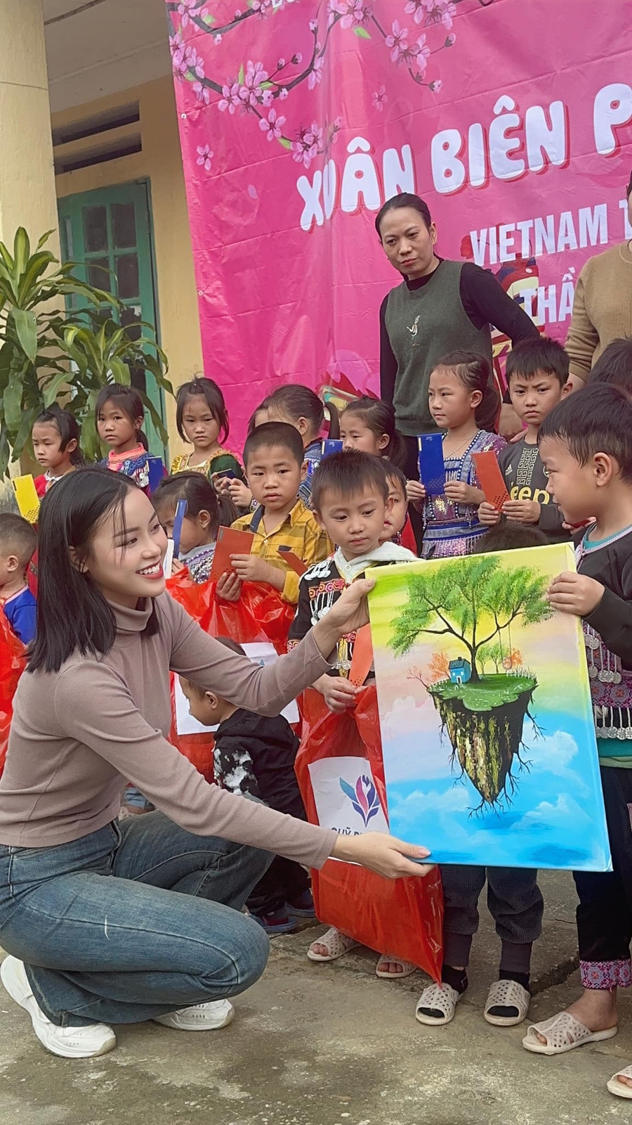 Á hậu Đào Hiền tự tay vẽ tranh tặng trẻ em vùng cao. Á hậu Đào Hiền tự tay vẽ tranh tặng trẻ em vùng cao.