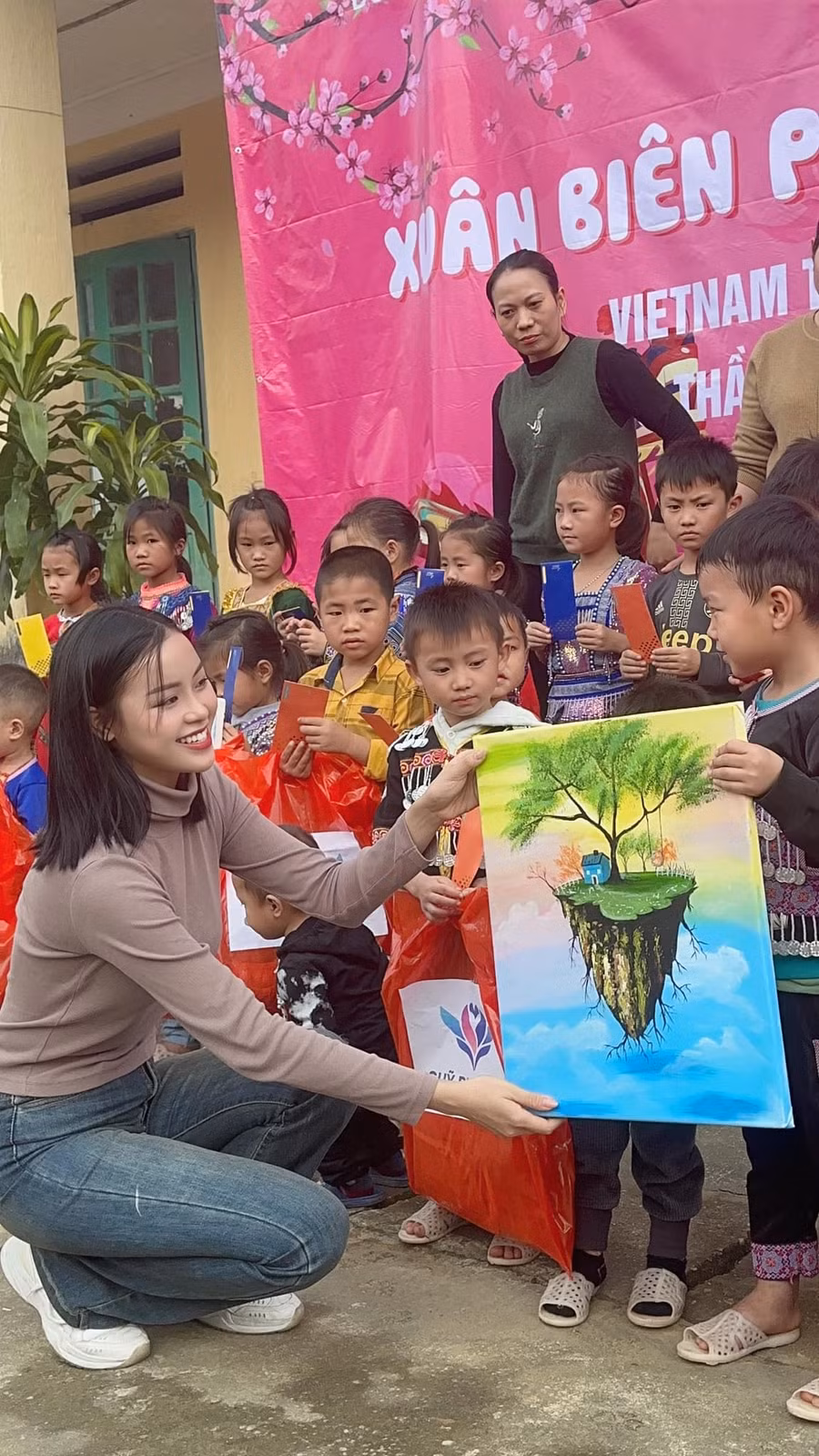 Á hậu Đào Hiền tự tay vẽ tranh tặng trẻ em vùng cao.