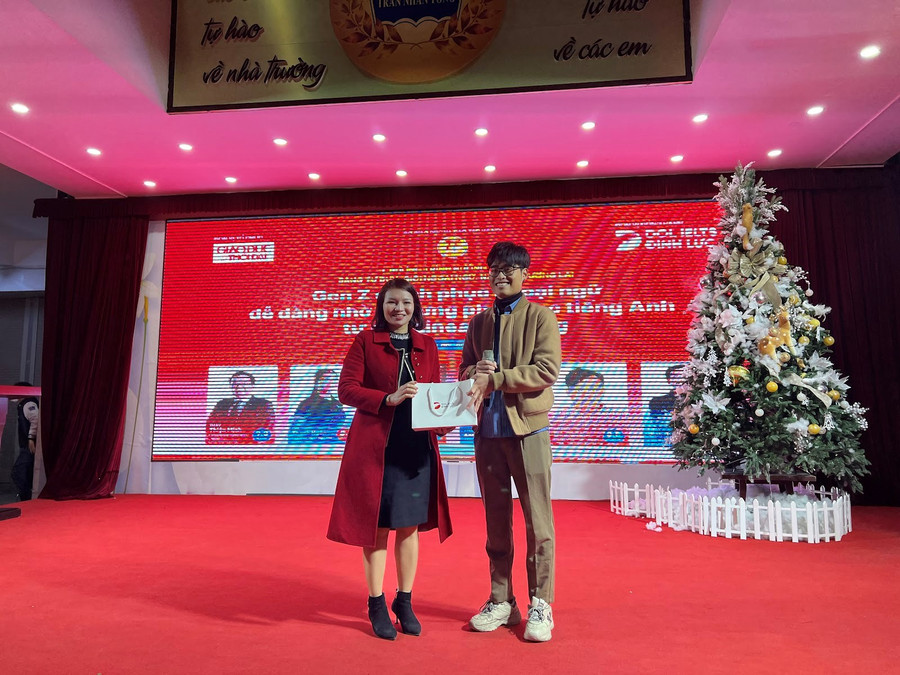 Thầy Hoàng Hưng Đức gửi tặng món quà tới nhà trường. Thầy Hoàng Hưng Đức gửi tặng món quà tới nhà trường.