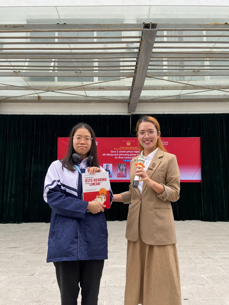 Học sinh trường THPT Chuyên Nguyễn Huệ hăng hái giao lưu cùng diễn giả đến từ DOL English - IELTS Đình Lực. Học sinh trường THPT Chuyên Nguyễn Huệ hăng hái giao lưu cùng diễn giả đến từ DOL English - IELTS Đình Lực.