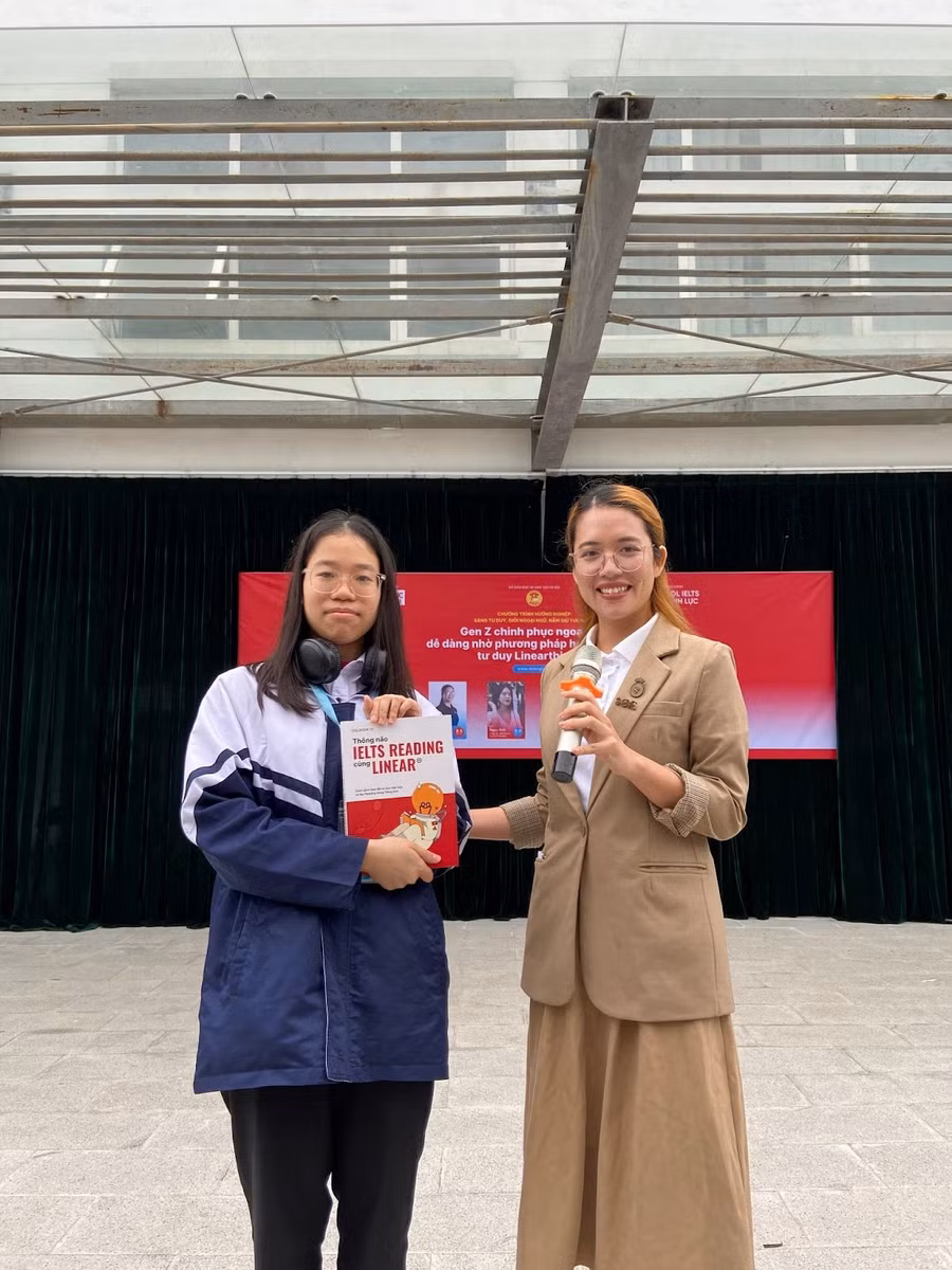 Học sinh trường THPT Chuyên Nguyễn Huệ hăng hái giao lưu cùng diễn giả đến từ DOL English - IELTS Đình Lực.