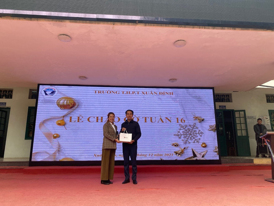 Cô Ngọc Anh - đại diện DOL IELTS Đình Lực có phần quà gửi tới BGH Trường THPT Xuân Đỉnh, TP Hà Nội. Cô Ngọc Anh - đại diện DOL IELTS Đình Lực có phần quà gửi tới BGH Trường THPT Xuân Đỉnh, TP Hà Nội.