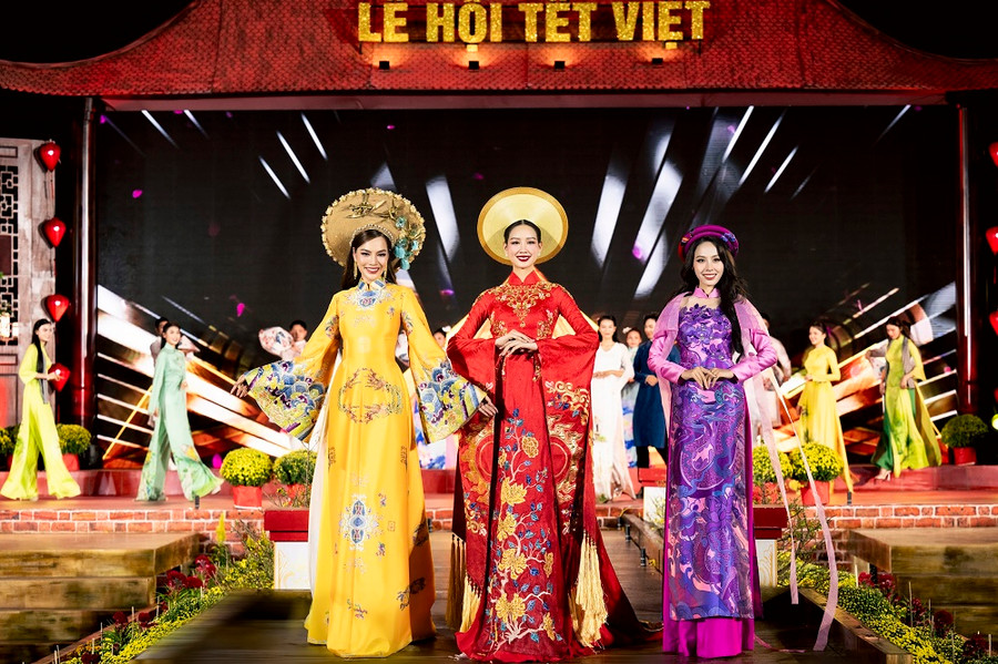 Hoa hậu Bảo Ngọc, Hoa hậu Hoàng Phương và Á hậu Ngọc Hằng giới thiệu văn hoá, ẩm thực và du lịch đến với bạn bè quốc tế thông qua Lễ hội Tết Việt.