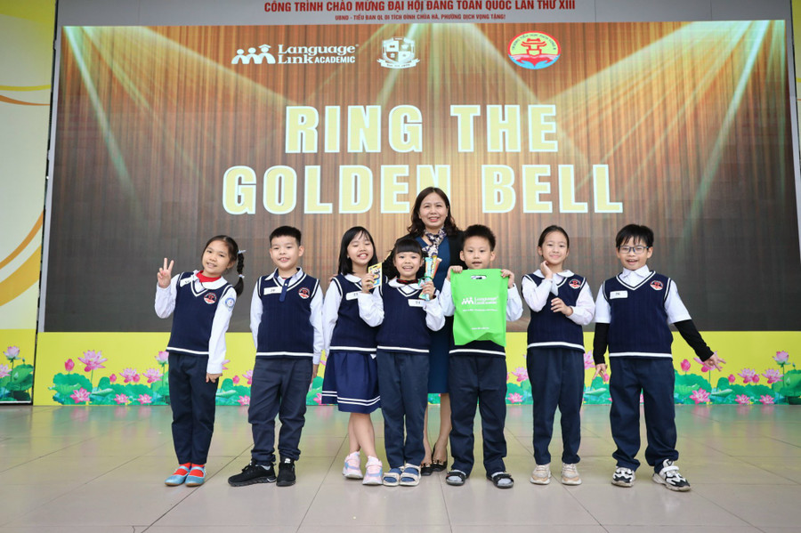 Thái An (cầm túi xanh) nhận giải Nhất khối 3, cuộc thi Rung chuông vàng của trường năm 2023.