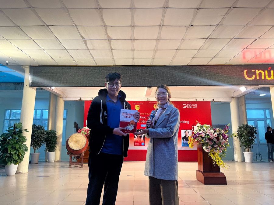 Học sinh THPT Đại Mỗ vui mừng khi nhận được món quà ý nghĩa. Học sinh THPT Đại Mỗ vui mừng khi nhận được món quà ý nghĩa.