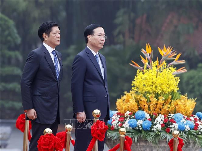 Chủ tịch nước Võ Văn Thưởng và Tổng thống Philippines Ferdinand Romualdez Marcos Jr trên bục danh dự, nghe quân nhạc cử Quốc thiều hai nước. Chủ tịch nước Võ Văn Thưởng và Tổng thống Philippines Ferdinand Romualdez Marcos Jr trên bục danh dự, nghe quân nhạc cử Quốc thiều hai nước.