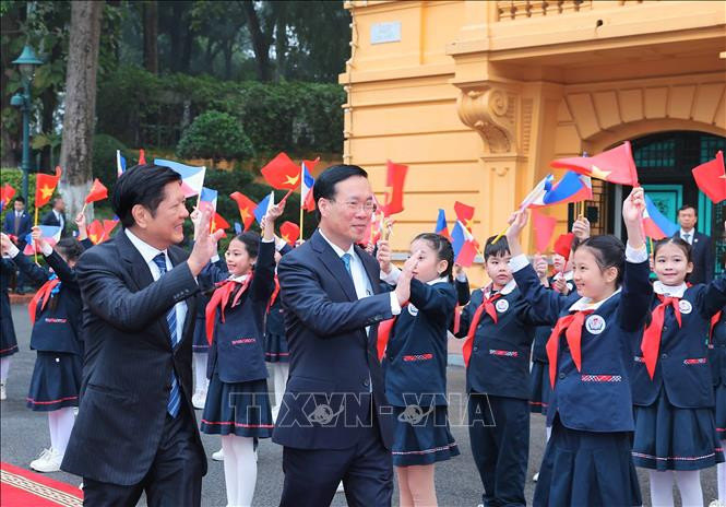 Chủ tịch nước Võ Văn Thưởng và Tổng thống Philippines Ferdinand Romualdez Marcos Jr với thiếu nhi Thủ đô tại lễ đón. Chủ tịch nước Võ Văn Thưởng và Tổng thống Philippines Ferdinand Romualdez Marcos Jr với thiếu nhi Thủ đô tại lễ đón.