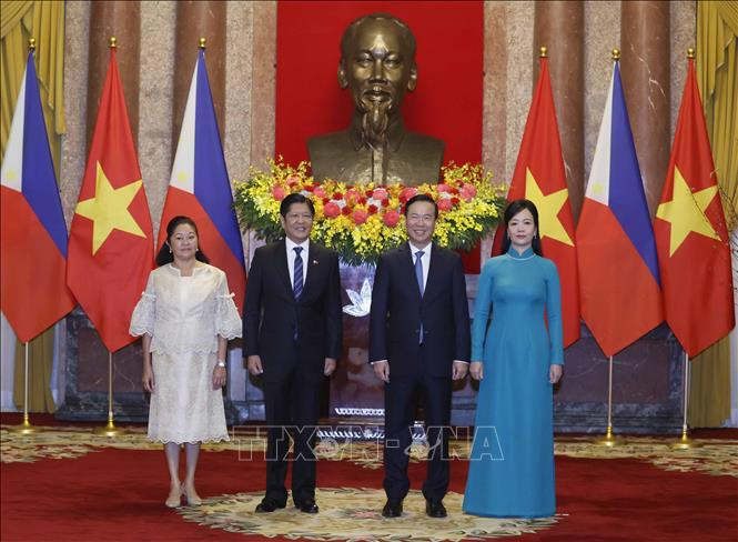 Chủ tịch nước Võ Văn Thưởng và Phu nhân cùng Tổng thống Philippines Ferdinand Romualdez Marcos Jr và Phu nhân tại lễ đón. Chủ tịch nước Võ Văn Thưởng và Phu nhân cùng Tổng thống Philippines Ferdinand Romualdez Marcos Jr và Phu nhân tại lễ đón.
