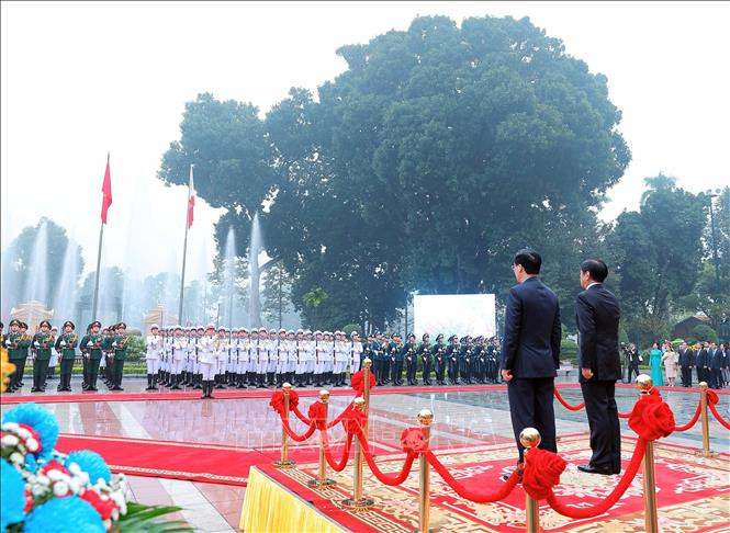 Chủ tịch nước Võ Văn Thưởng và Tổng thống Philippines Ferdinand Romualdez Marcos Jr nghe quân nhạc cử Quốc thiều hai nước. Ảnh: Thống Nhất/ TTXVN Chủ tịch nước Võ Văn Thưởng và Tổng thống Philippines Ferdinand Romualdez Marcos Jr nghe quân nhạc cử Quốc thiều hai nước. Ảnh: Thống Nhất/ TTXVN