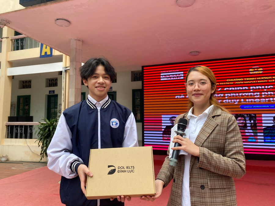 Học sinh THPT Xuân Đỉnh vui mừng khi nhận được món quà siêu ý nghĩa từ DOL English IELTS Đình Lực. Học sinh THPT Xuân Đỉnh vui mừng khi nhận được món quà siêu ý nghĩa từ DOL English IELTS Đình Lực.