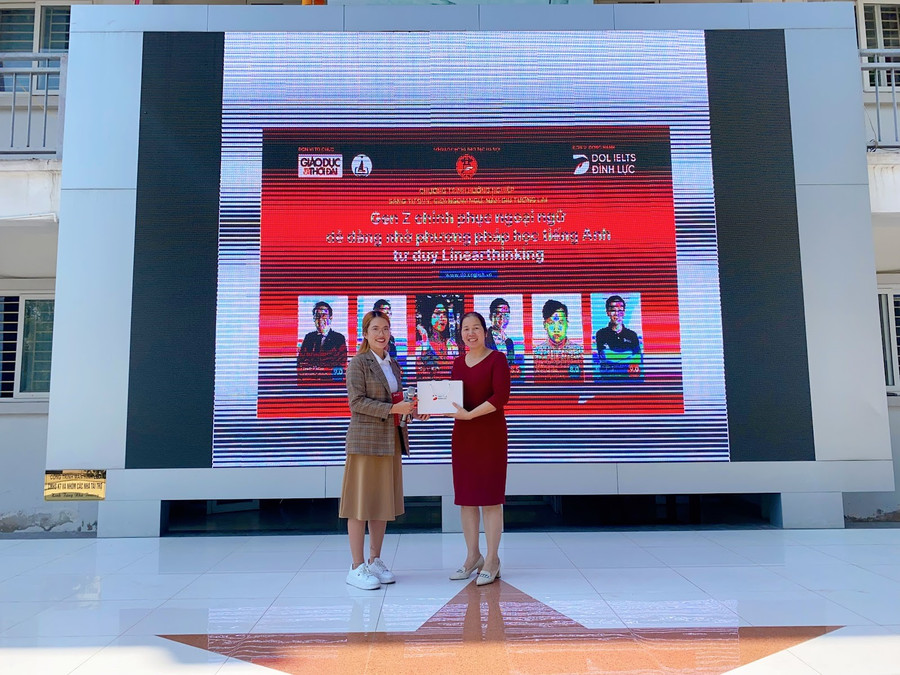 Diễn giả Ngọc Anh - đại diện DOL English gửi món quà tặng Ban Giám hiệu THPT Phúc Lợi.