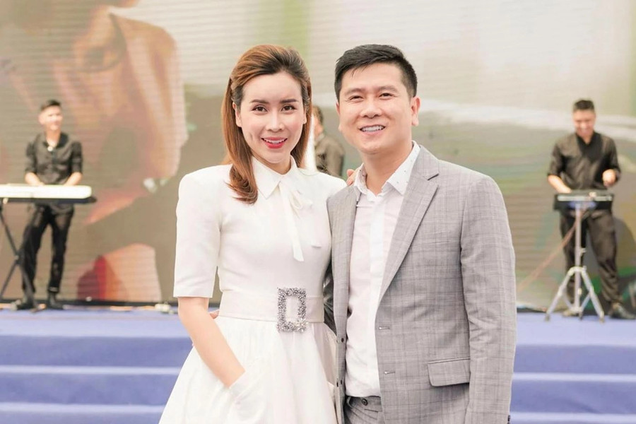 Cặp đôi Lưu Hương Giang và nhạc sĩ Hồ Hoài Anh. Cặp đôi Lưu Hương Giang và nhạc sĩ Hồ Hoài Anh.