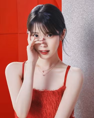 IU thường xuyên làm từ thiện.