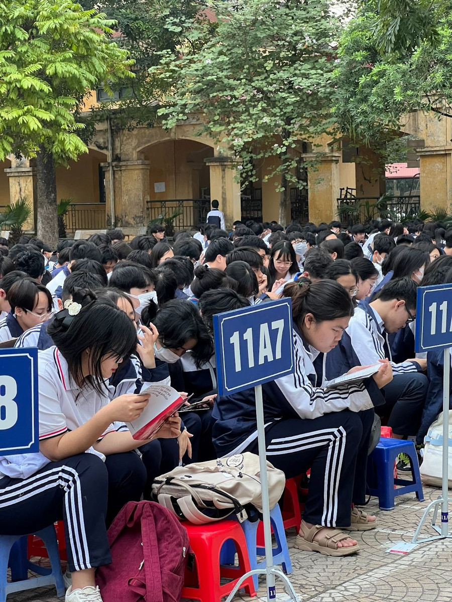 Các bạn học sinh say sưa tìm hiểu phương pháp Linearthinking. Các bạn học sinh say sưa tìm hiểu phương pháp Linearthinking.