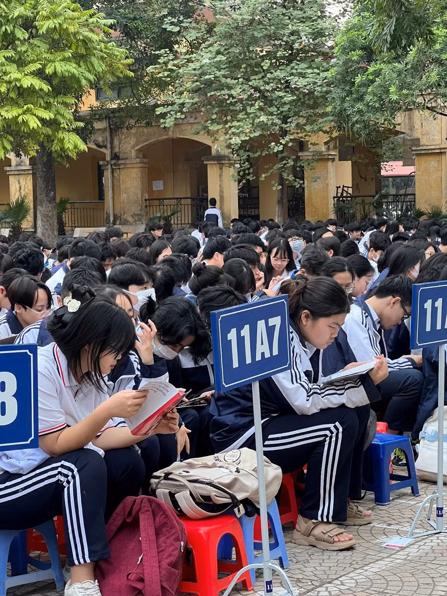 Các bạn học sinh say sưa tìm hiểu phương pháp Linearthinking.