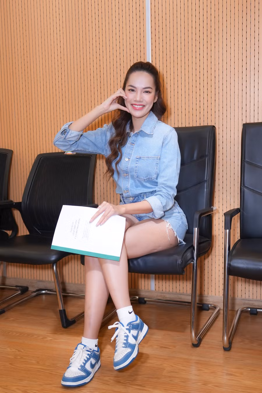 Hoa hậu Lê Hoàng Phương hào hứng đóng Hằng Nga trong chương trình “Táo Xuân Giáp Thìn 2024”.