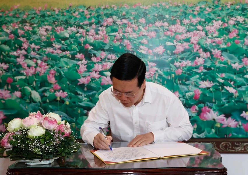 Chủ tịch nước Võ Văn Thưởng ghi cảm tưởng tại Khu di tích Cụ Phó bảng Nguyễn Sinh Sắc. (Ảnh: Thống Nhất/TTXVN)