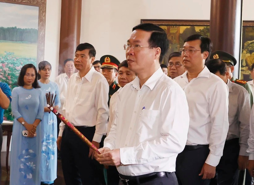 Chủ tịch nước Võ Văn Thưởng dâng hương tại Khu di tích Cụ Phó bảng Nguyễn Sinh Sắc. (Ảnh: Thống Nhất/TTXVN)