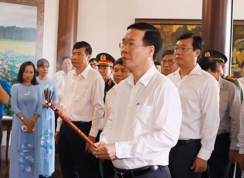 Chủ tịch nước Võ Văn Thưởng dâng hương tại Khu di tích Cụ Phó bảng Nguyễn Sinh Sắc. (Ảnh: Thống Nhất/TTXVN)