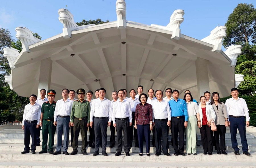 Chủ tịch nước Võ Văn Thưởng và các đại biểu tại Khu di tích Cụ Phó bảng Nguyễn Sinh Sắc. (Ảnh: Thống Nhất/TTXVN)