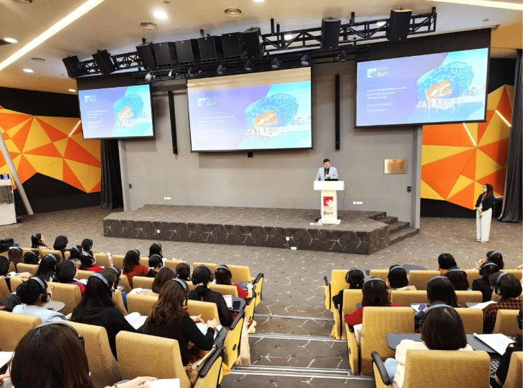 Giáo sư Rick Bennett - Phó Hiệu trưởng của BUV chia sẻ về tương lai của giáo dục toàn cầu trong kỷ nguyên số tại khóa bồi dưỡng.