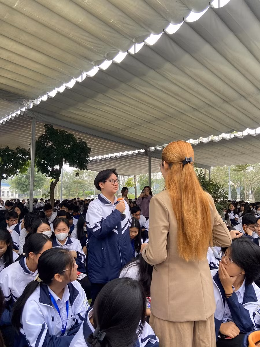 Các bạn học sinh trường THPT Chuyên Nguyễn Huệ vô cùng hăng hái phát biểu.