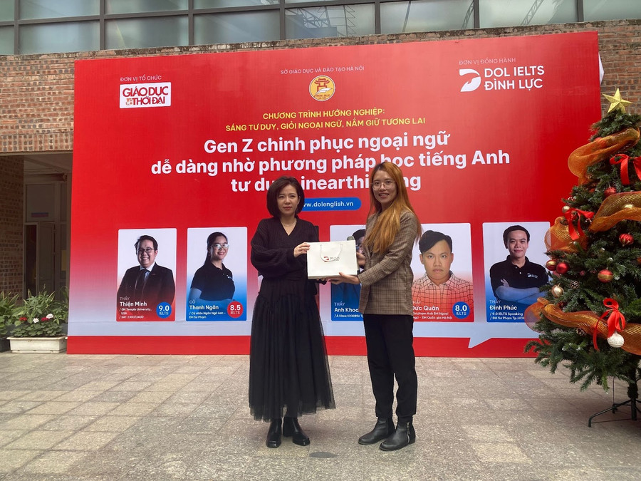 Cô Ngọc Anh đại diện DOL IELTS Đình Lực cùng BGH Trường THPT Lương Thế Vinh. Cô Ngọc Anh đại diện DOL IELTS Đình Lực cùng BGH Trường THPT Lương Thế Vinh.