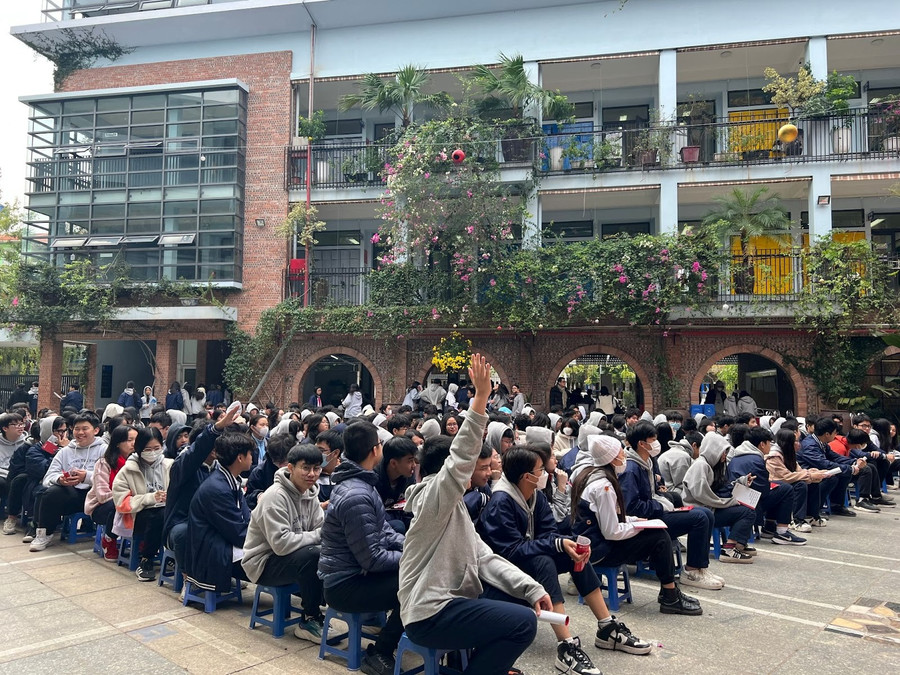 Các bạn học sinh trường THPT Lương Thế Vinh hăng hái giơ tay phát biểu. Các bạn học sinh trường THPT Lương Thế Vinh hăng hái giơ tay phát biểu.